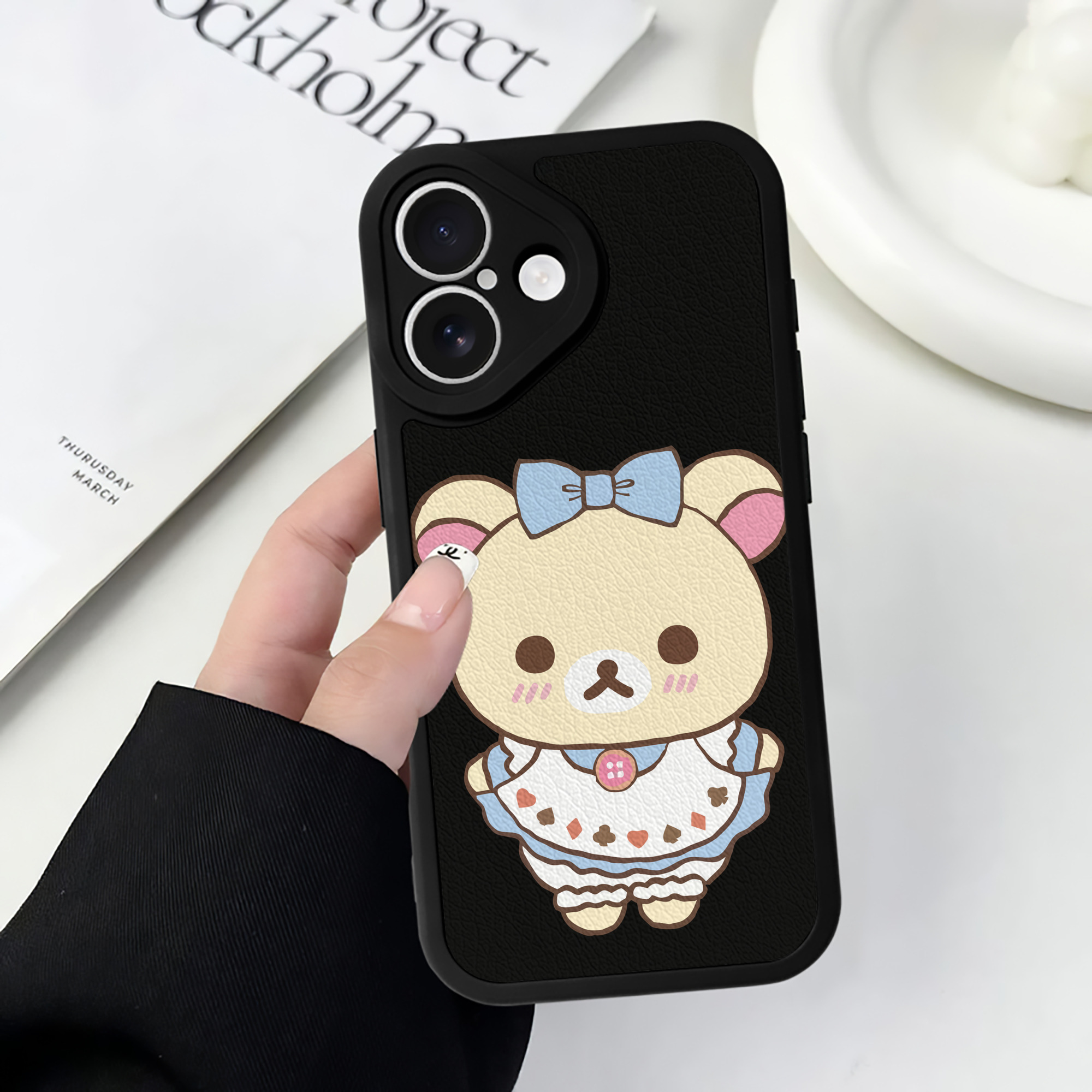 （画像用） リラックマ リラックマ キイロイトリ Rilakkuma Korilakkuma Kiiroitori 【iPhone 16シリーズ対応】シリコンスマホケース（レザー調） 材質：シリコン